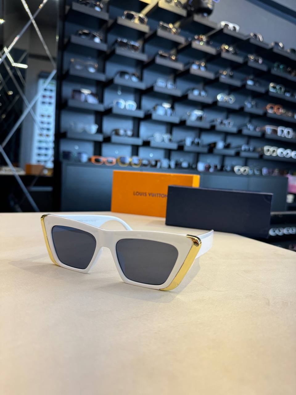 Louis Vuitton - LV07