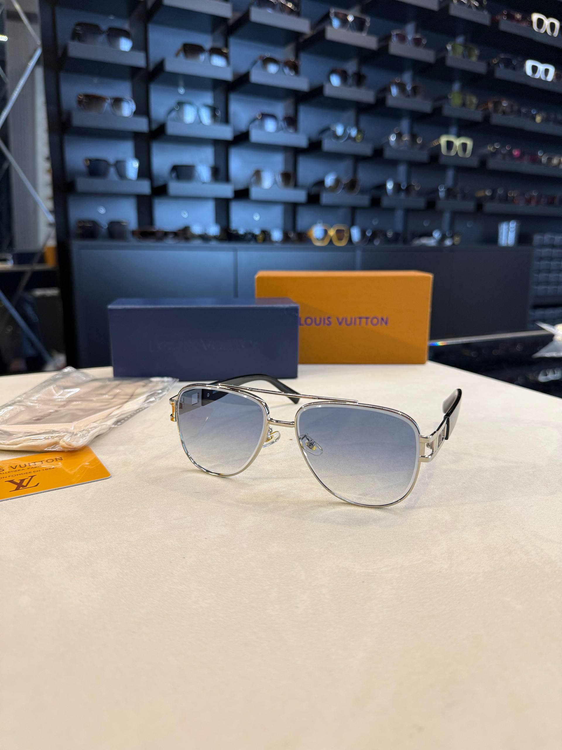 Louis Vuitton - LV03