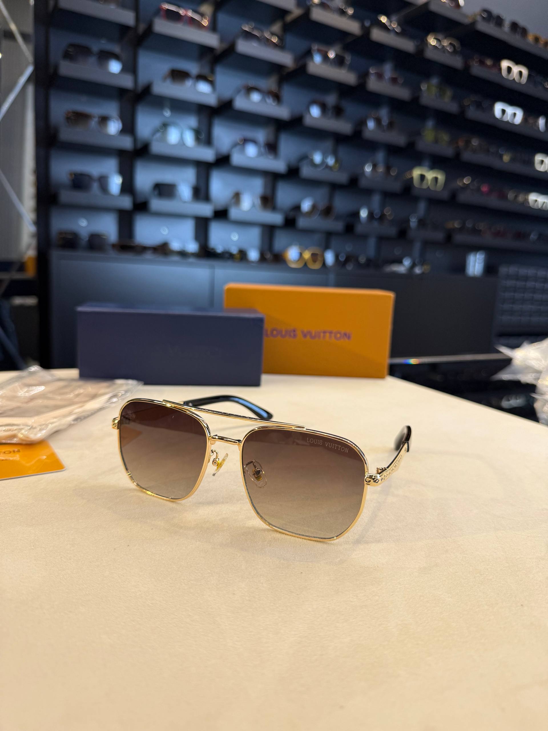 Louis Vuitton - LV05