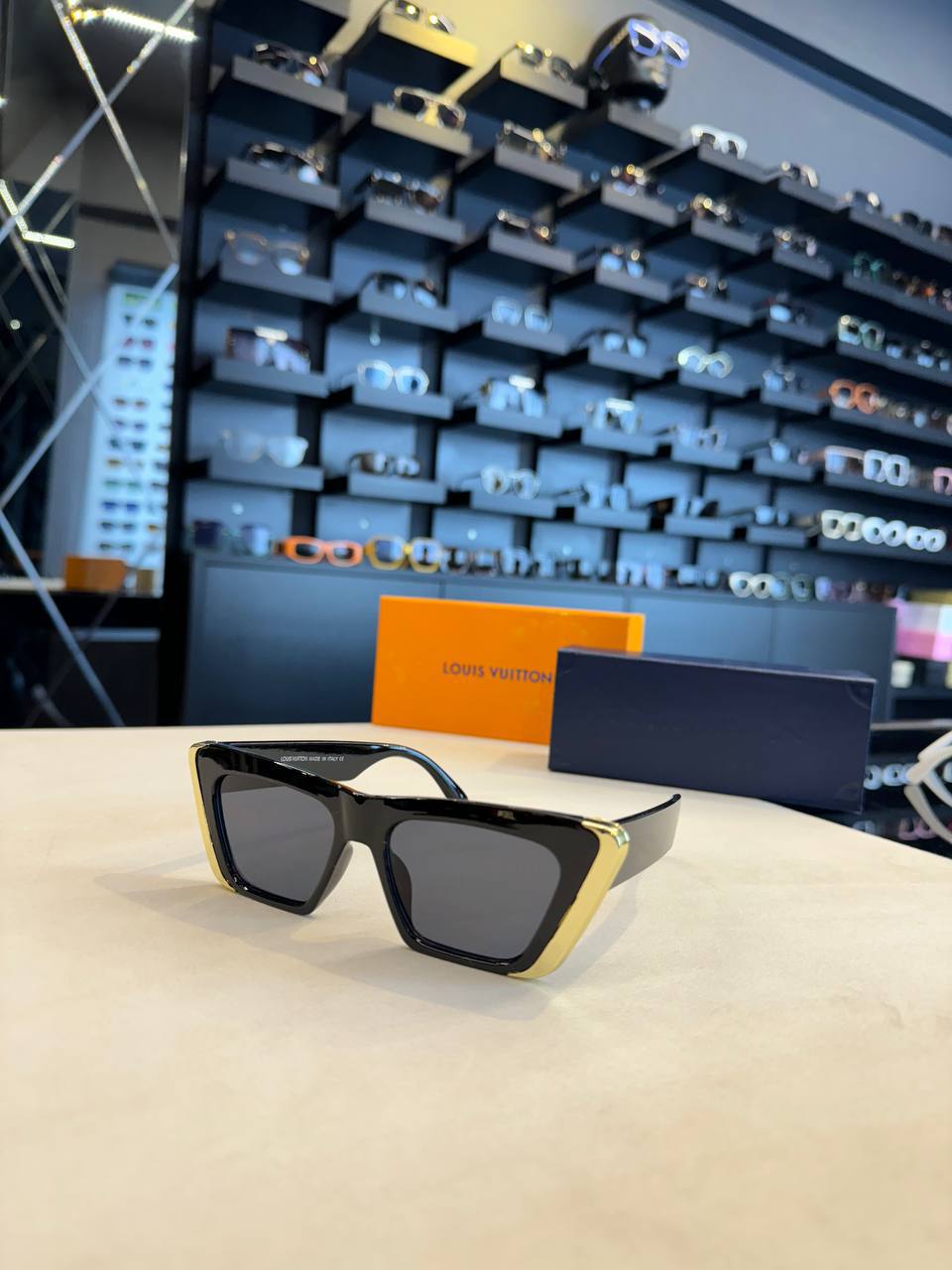 Louis Vuitton - LV06