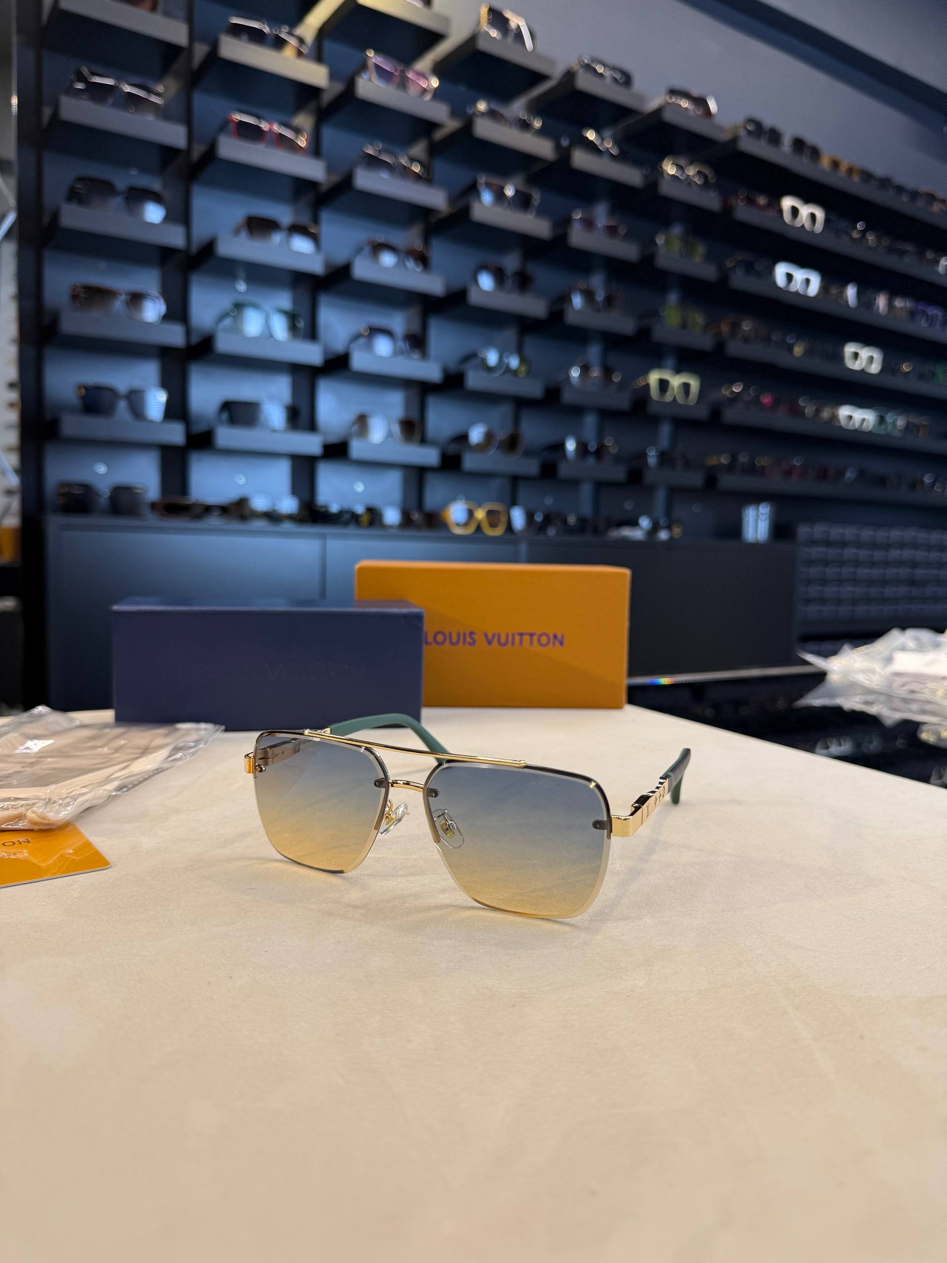 Louis Vuitton - LV02