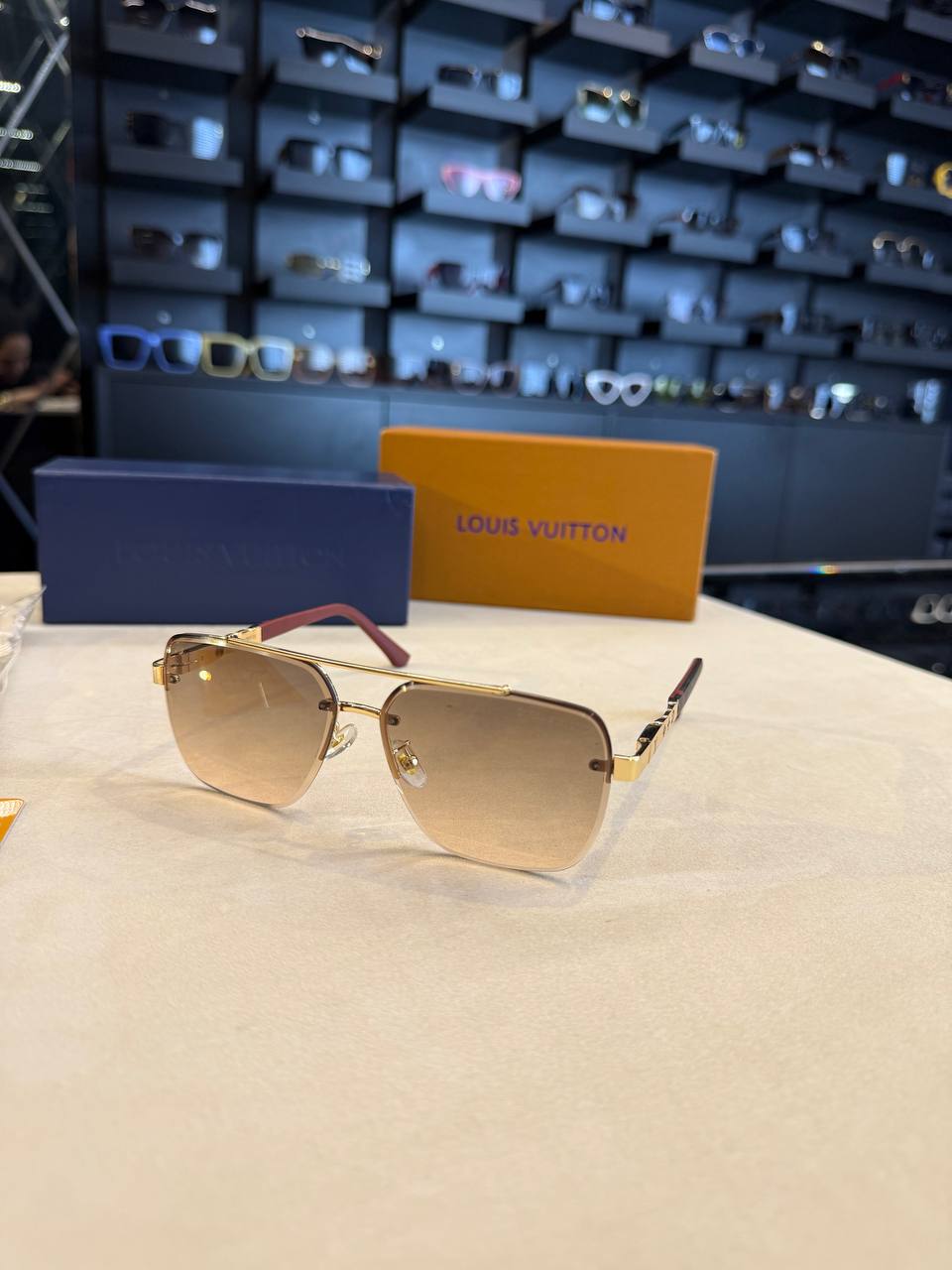 Louis Vuitton - LV01